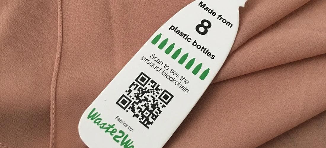 Tkaniny z recyklingu tworzyw sztucznych Waste2Wear blockchain QR